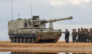 Kim Jong Un observe un test d’armes