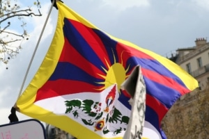 Manifestation pro-Tibet avec drapeaux tibétains à Paris