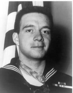 L’infirmier de la Marine William Charette porte sa Medal of Honor