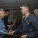 Le chef du Commandement central visite l’USS Abraham Lincoln face aux préoccupations sur le moral