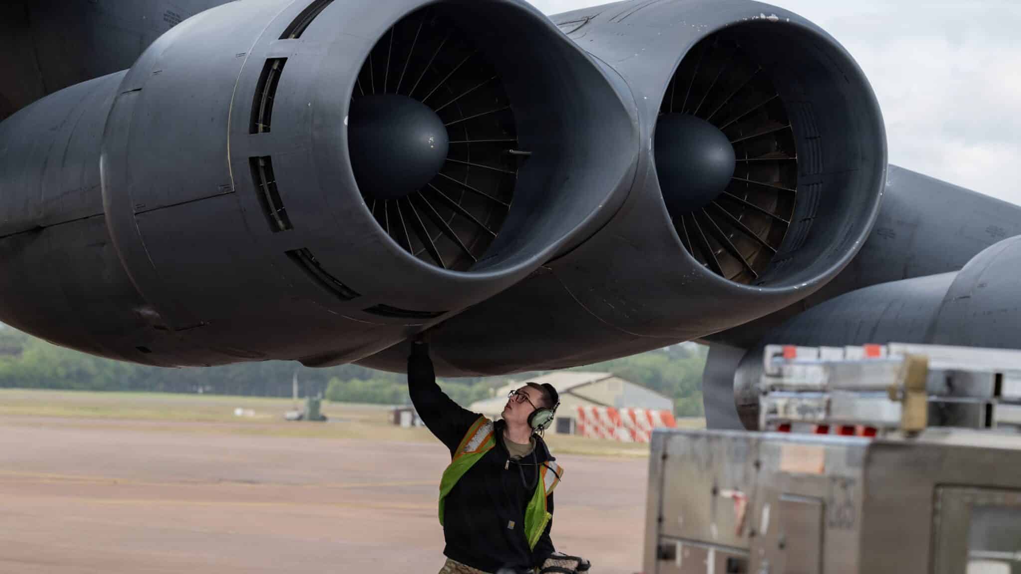 Un technicien travaille sur un moteur d’un B-52H en mai 2026