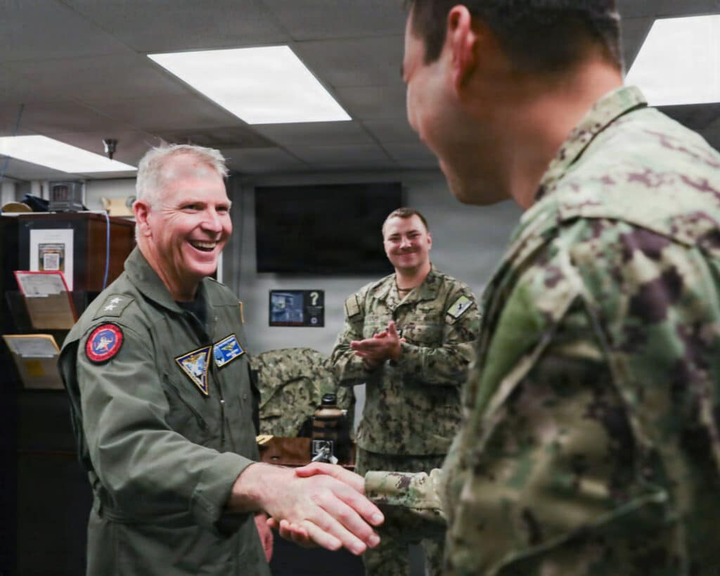 Un A-10 américain escorte un sous-marin nucléaire lanceur d’engins en surface dans le Pacifique